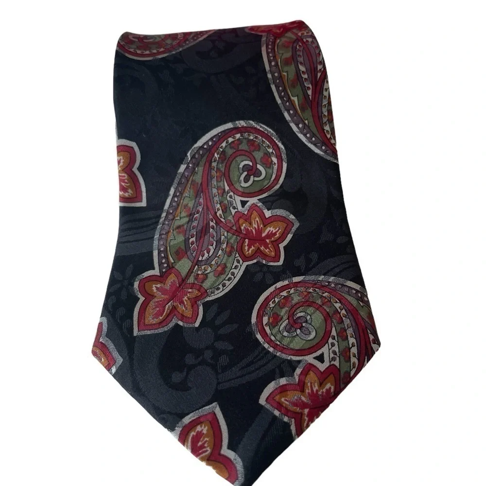 Nordstrom Hand sewn in Italy men’s Tie Paisley black red green 4 x 59 inches